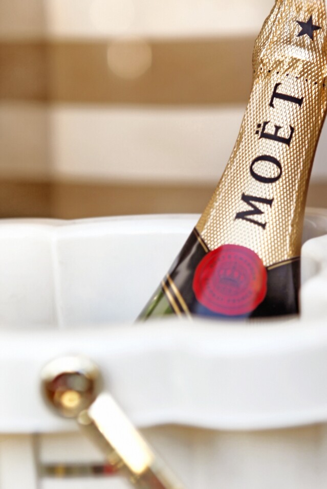 貴為全球最受認知的香檳品牌之一，Moët & Chandon 是身份跟地位的象徵，選擇這支香檳足證你受人歡迎及愛戴，時刻值得備受注目。