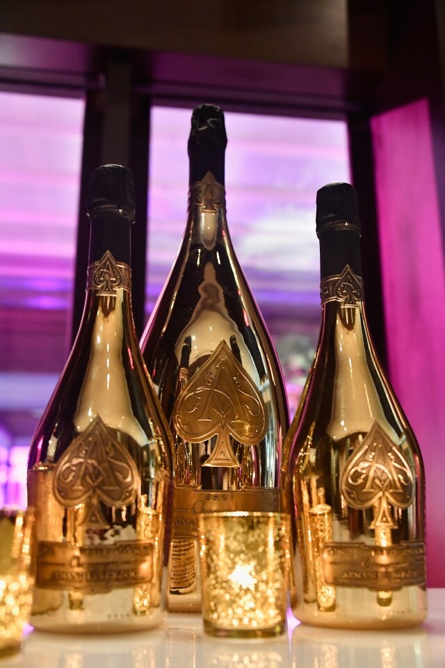 Jay-Z 名下的香檳 Armand de Brignac,單憑樽身就可見其不同之處,金色閃閃生輝的外觀,再加上正中央的葵扇 A 撲克圖案,代表你勇於冒險,接受挑戰。 Jay-Z 名下的香檳 Armand de Brignac,單憑樽身就可見其不同之處,金色閃閃生輝的外觀,再加上正中央的葵扇 A 撲克圖案,代表你勇於冒險,接受挑戰。