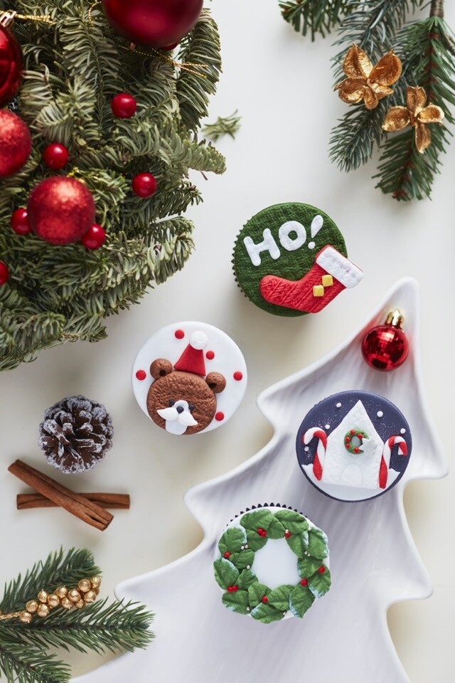 4 款聖誕杯子蛋糕糖皮裝飾包括聖誕襪、拐杖糖的房子、花環、聖誕熊。