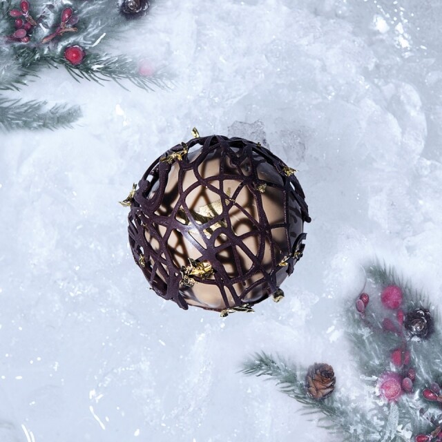 Amber 的甜品大師 Michael Pretet 為了聖誕特別推出了由咖啡、榛子及 Ebene 巧克力與雪糕完美配搭之甜點。