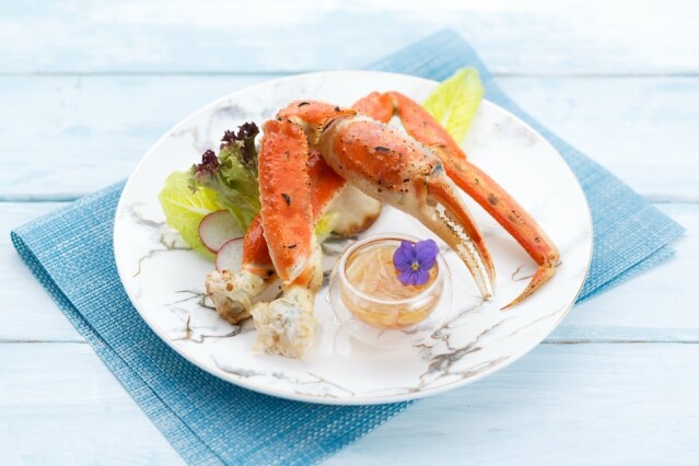 惠顧自助餐的客人每位獲贈沖繩岩鹽照燒皇后蟹腳伴日式柚子醋汁一客。