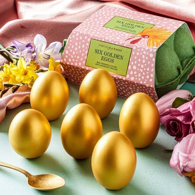 這款朱古力果仁復活蛋則包含了 6 隻由真蛋殼製成的朱古力蛋。