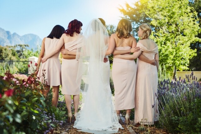 相比起一式一樣的姊妹裙，近年不少新娘選擇為每個伴娘挑選專屬的姊妹裙