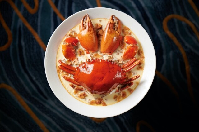 港島香格里拉大酒店夏宮於父親節呈獻令人垂涎三尺的台山砵酒焗肉蟹。