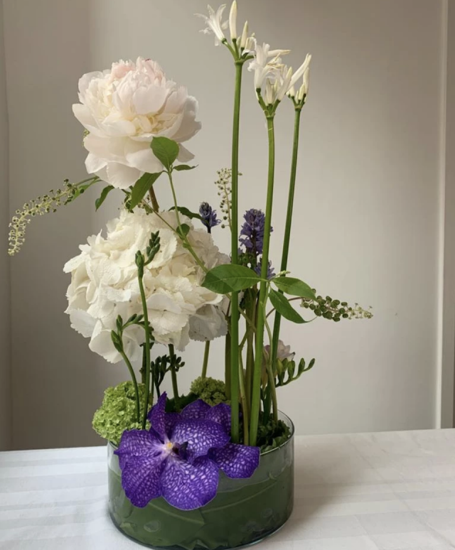 2020 花藝師推薦這款母親節花束讓媽媽成為幸福女人，母親節受歡迎的花束是牡丹花束。