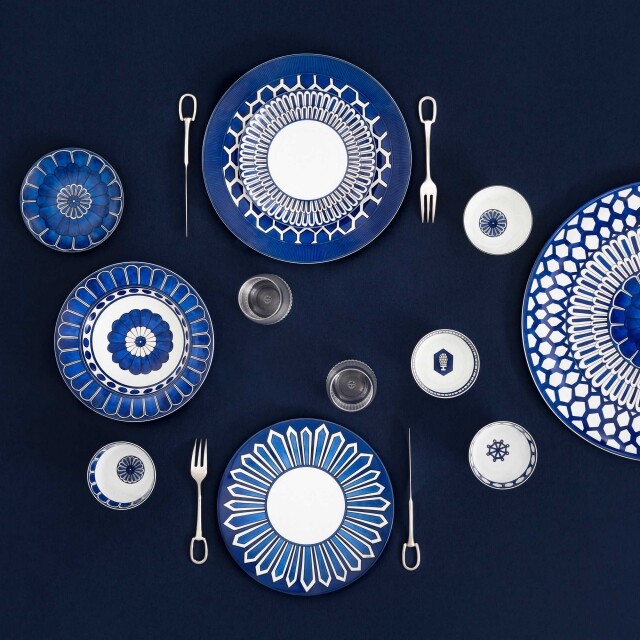 至於以藍白色調和幾何圖案作設計特色的 Bleus D‘ailleurs 餐瓷系列，便是以舊時歐洲青花明瓷作靈感