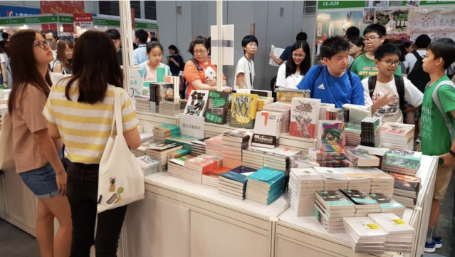 參觀人士有機會在香港書展指定派發點獲得個別參展商送出之 $5 優惠券乙張。