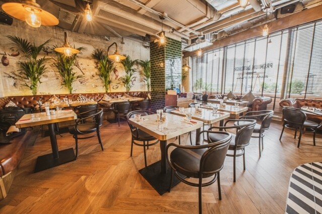 香港高級肉類專門店 Feather & Bone 荃灣分店正式開幕,全港最大逾 6,000 呎旗艦店。 香港高級肉類專門店 Feather & Bone 荃灣分店正式開幕,全港最大逾 6,000 呎旗艦店。