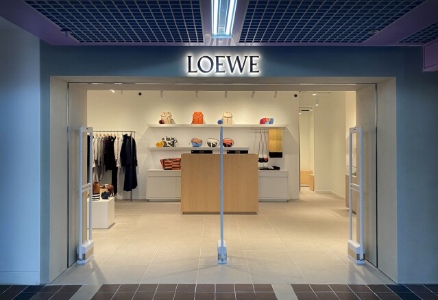 19/F：Loewe、Bluebell fashion、FAIRTON，鴨脷洲海怡工貿 outlet：狂掃 Loewe、YSL、Prada 等名牌 outlet！另附新海怡廣場購物攻略！