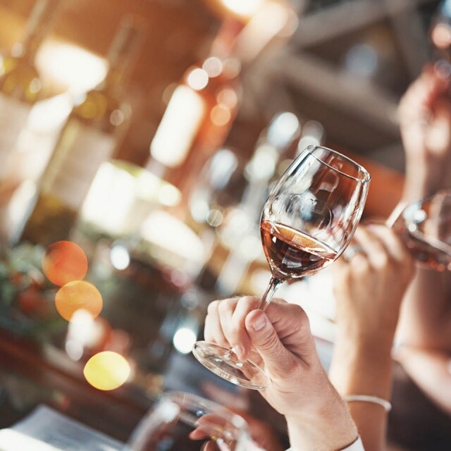 飲紅酒入門必讀！侍酒師教你 10 個令紅酒好飲的方法。