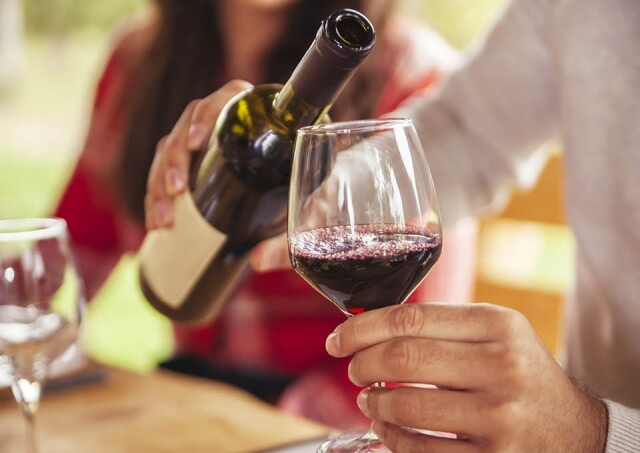 飲紅酒要講究，飲紅酒入門必讀，侍酒師教你 10 個令紅酒好飲的方法。