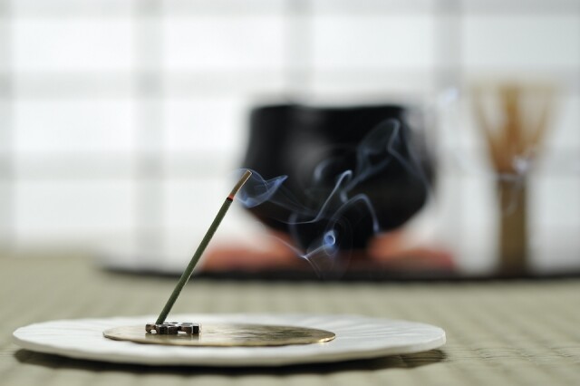 彈性使用工具如燃點一注香以提升冥想時的專注力 彈性使用工具如燃點一注香以提升冥想時的專注力