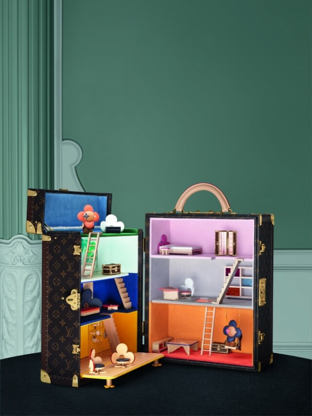 這款 Malle Maison Vivienne 玩偶箱是為 Louis Vuitton 吉祥物 Vivienne 而設計的便攜式玩具屋。 這款 Malle Maison Vivienne 玩偶箱是為 Louis Vuitton 吉祥物 Vivienne 而設計的便攜式玩具屋。