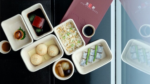 Ritz Carlton 天龍軒馳名的中東吉品鮑魚酥、原個椰皇花膠燉雞及松子帶子蛋白炒飯 。