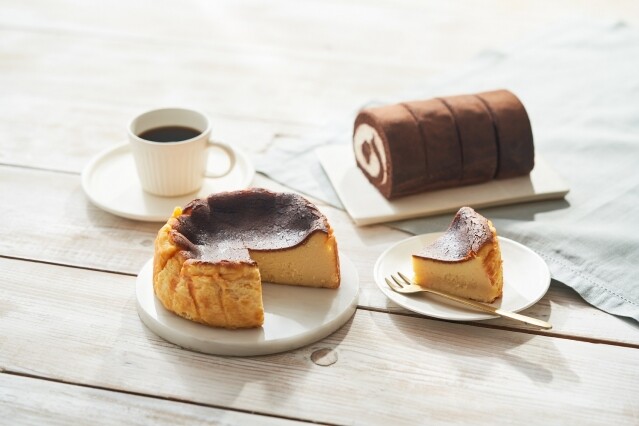 巴斯克芝士蛋糕 & 朱古力卷蛋組合：選用含 47% 乳脂肪的北海道生忌廉以及澳洲產的天然芝士