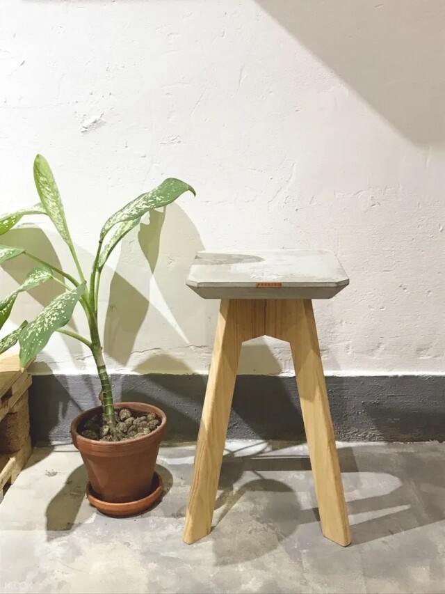 你可以與媽媽一同參加工作坊自製水泥凳子，作為獨一無二的母親節禮物。