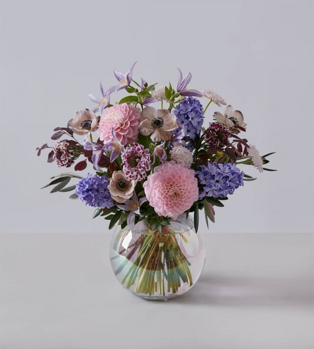 這束名為 Mrs. Elegant 的母親節花，以奢華的淡粉色花束配以精緻的玻璃樽，襯托出媽媽的高貴大方。