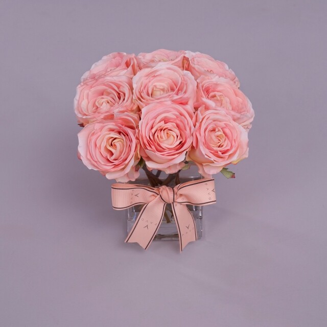 由本地花藝品牌 Pavo Florals 設計的 The Promise Blush 玫瑰盆花，顧名思義代表着承諾。