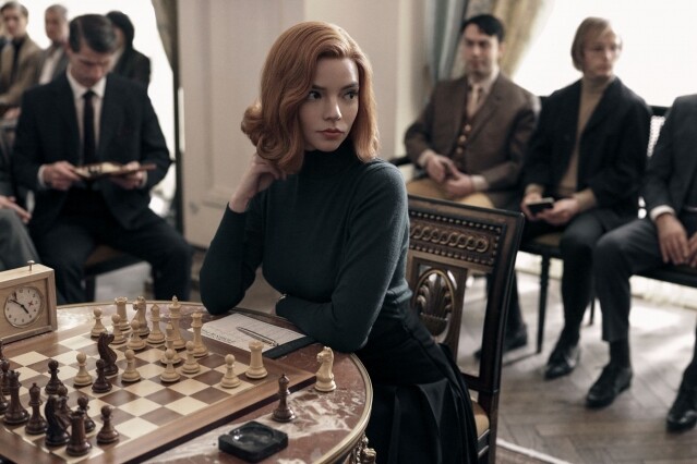 要數2020年最火紅的Netflix劇集，一定是《后翼棄兵》（The Queen's Gambit）無誤。它在爛蕃茄的影評網站獲得滿分零負評，它同樣是改編自美國小說家的同名作品。故事關於年輕的女西洋棋棋士Beth以世界第一為目標，越級挑戰棋藝。故事的吸引之處是因為當時西洋棋只供男性玩樂，Beth的出現帶有一絲女權味道。而且故事也包括毒品上癮、追尋人生方向及家庭友誼等多個元素，滿足了不同類型的觀眾。