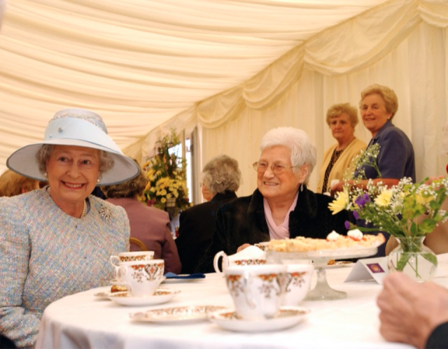 英女皇每天 5 時下午茶愛吃鬆餅！前皇室御廚公開英式鬆餅皇家食譜。