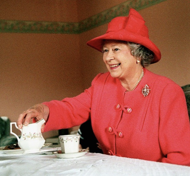 英女皇每天都有喝下午茶的習慣，並愛吃同一款的英式鬆餅。