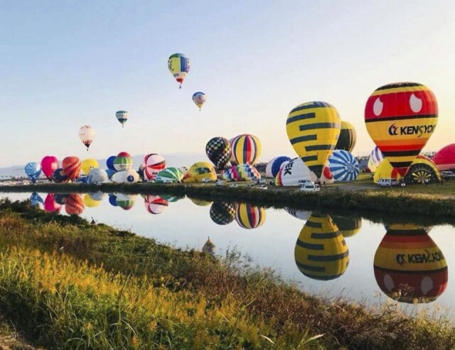 來自世界各地的熱氣球都停泊在嘉瀬川的河畔，每天 7 時熱氣球會慢慢升上天空。