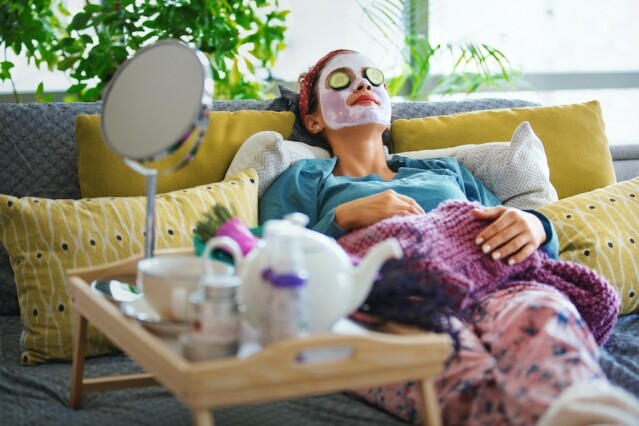 不能上美容院做 facial,多了時間在家為臉蛋護膚扮靚。 不能上美容院做 facial,多了時間在家為臉蛋護膚扮靚。