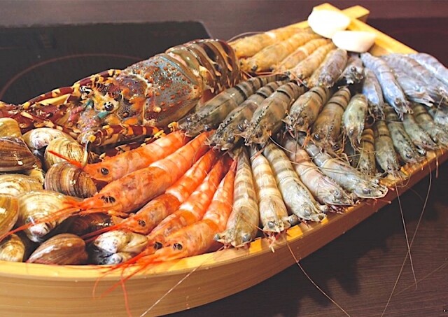 台北上官木桶鍋有來自不同地方最新鮮的海蝦和海鮮