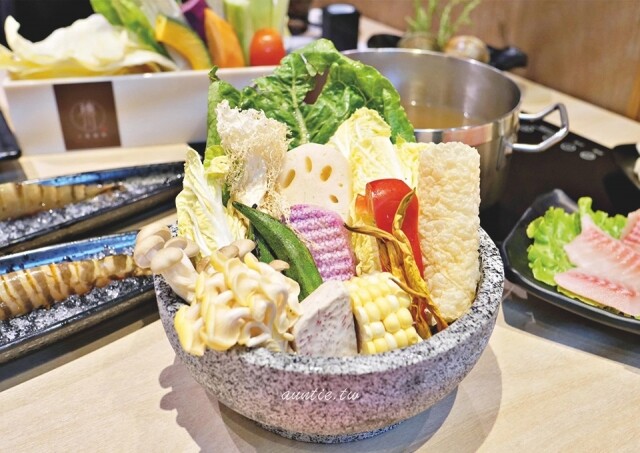 穗川小農鍋物提兵新鮮蔬菜，並以以超過 10 種蔬果熬煮而成的黃金湯頭