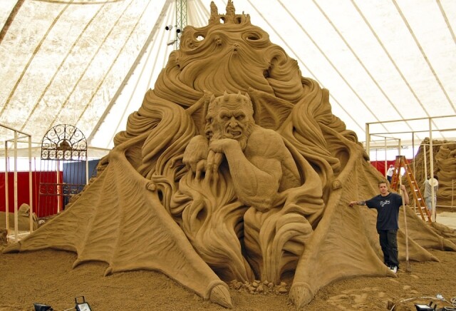 今年海洋公園夏水禮沙雕打造了 6 米高的巨型沙雕