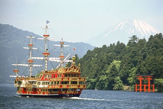 每逢箱根紅葉季節，箱根蘆之湖都會成為自拍勝地。