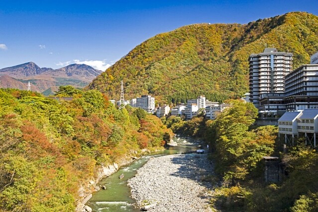 鬼怒川以紅葉景點而聞名外，亦是著名的溫泉勝地。