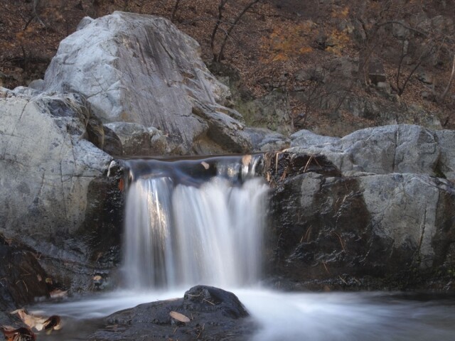內藏山國立公園內有著名的道德瀑布和金仙瀑布等，同樣值得到訪。