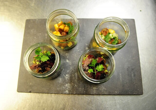 煙薰過的海鸚肉 smoked Puffin 一般作為餐廳的前菜。 煙薰過的海鸚肉 smoked Puffin 一般作為餐廳的前菜。
