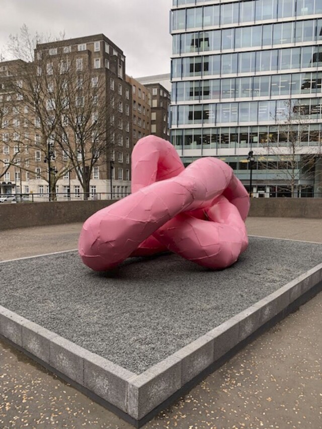 藝術館 Tate Modern 門外的粉紅色藝術品十分搶眼