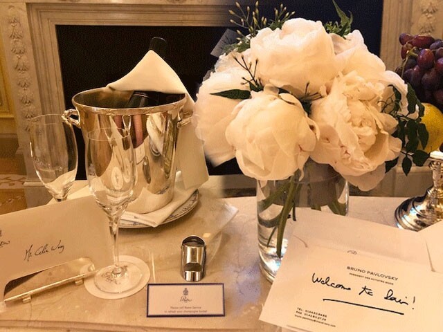 房間的 Welcome Flower 選用 Co Co Chanel 的至愛山茶花,浪漫優雅!因為知道 Ritz Hotel 的房間都超級靚靚,所以絕對不放過任何拍照的機會! 房間的 Welcome Flower 選用 Co Co Chanel 的至愛山茶花,浪漫優雅!因為知道 Ritz Hotel 的房間都超級靚靚,所以絕對不放過任何拍照的機會!