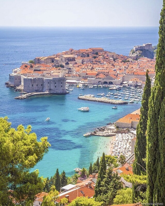 Dubrovnik 的古城牆更是必到景點之一，繞著古城牆走一圈，欣賞圍牆內幾乎全是清一色的紅頂建築