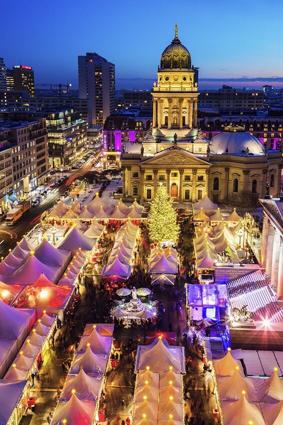 德國柏林的歐洲聖誕市集 Gendarmenmarkt，體驗在柏林最美的地方中搜購聖誕特色小物，滿載而歸。