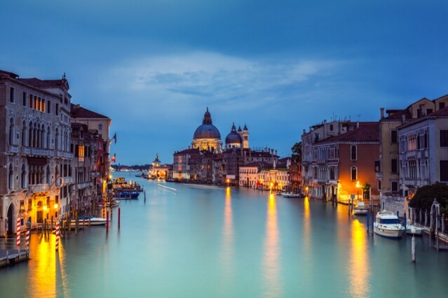 2. 意大利威尼斯（Venice, Italy） 「水城」威尼斯是世界上唯一沒有汽車的城市，四通八達的河道令整座城市瀰漫著浪漫的氛圍。好景不常，威尼斯正不斷下沉，越來越多的洪水可能令這座運河城市在百年內消失。