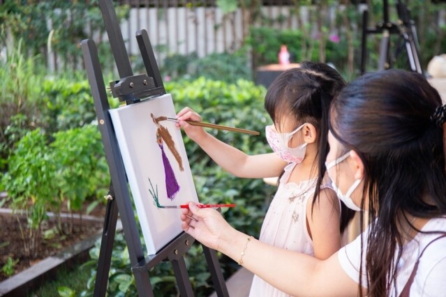 於兒童自「油」創作坊中，家長可與小朋友一起繪畫寫生。