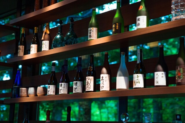 於 The Nest 吧台中，可以參加日式威士忌或清酒品酒課程，或是來杯特殊年份威士忌放鬆一下。
