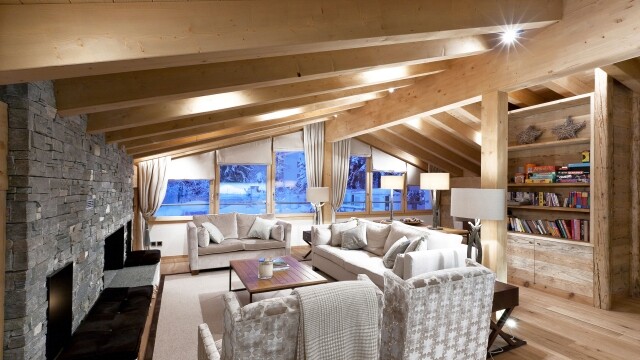 酒店以天然材料精心佈置的傳統風格，加上 Cristallo 親切友善的待客之道，兩者的結合營造了真正的瑞士阿爾卑斯山體驗。