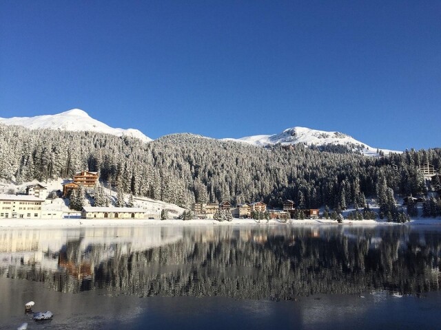 於瑞士阿爾卑斯山地區滑雪，位處湖邊的 Valsana Hotel & Apartments 鄰近滑雪坡，讓 Valsana 成為表現全面的滑雪度假村之選。