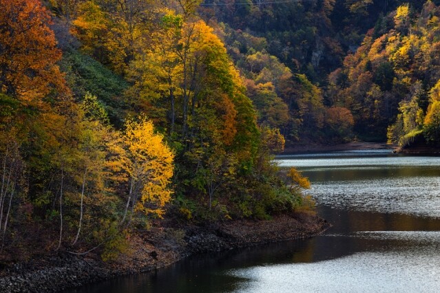 秋冬在北海道定山溪浸溫泉時，可感受被紅葉環抱