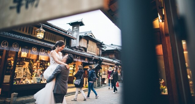 一邊拍攝婚紗一邊旅行的婚紗拍攝，是新世代婚紗攝影流行模式。