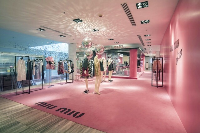 粉紅世界中獨家展示了 Miu Miu 2018 秋季系列的各種手袋款式、皮革配件，以及一系列的競選服裝。