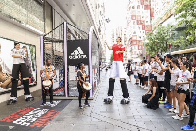 由 6 月 16 日起 Adidas 將會連續 3 個周末在 Fashion Walk 百德新街進行以世界盃為主題的巡遊表演