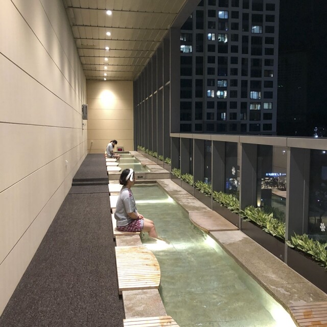 除了一般汗蒸幕設施,也有室內外泳池、收費按摩服務 除了一般汗蒸幕設施,也有室內外泳池、收費按摩服務