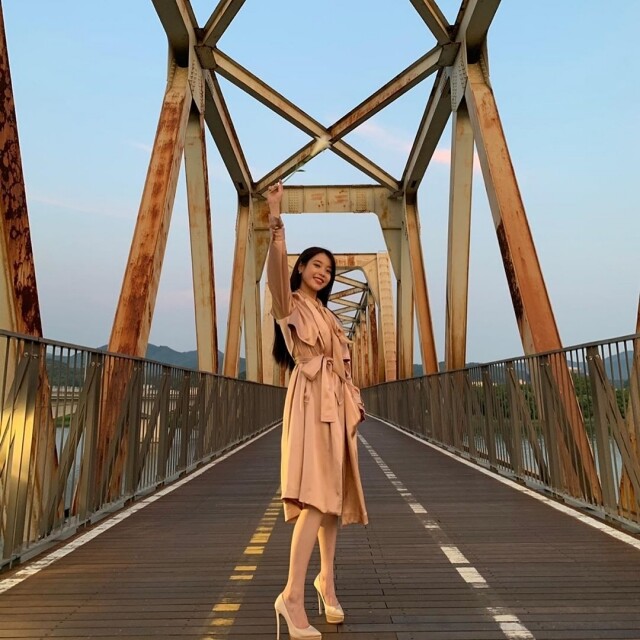 學滿月社長在北漢江鐵橋拍照
