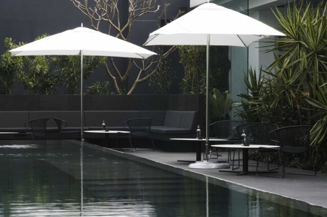 無論是室外泳池還是戶外餐廳，都充滿極簡風格。 